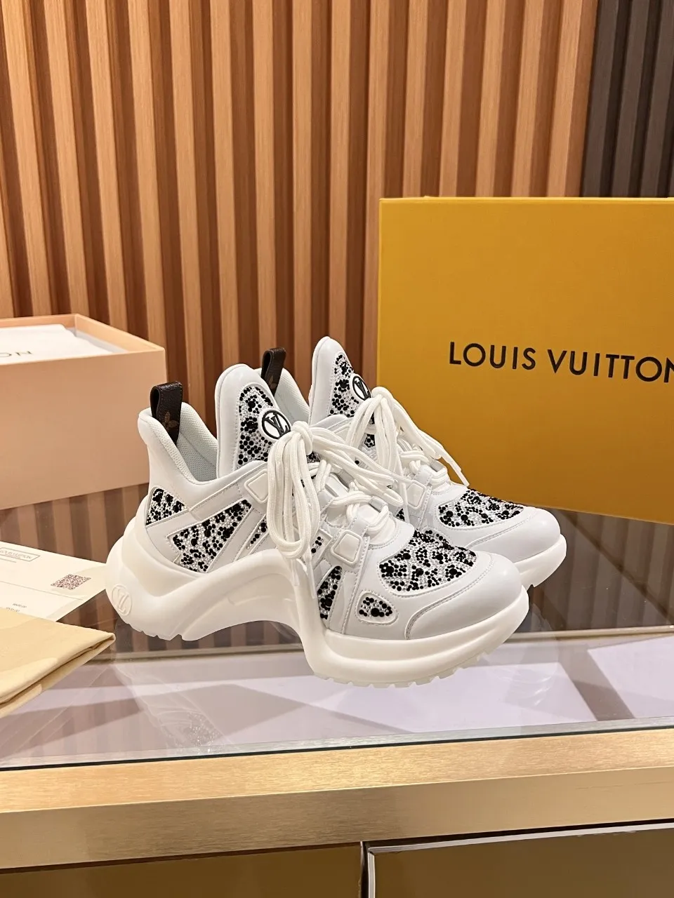 👟👟Ex-factory price 800👟👟 2025 new LV fancy black and white diamond model, high-end and elegant, showing long legs, casual sports dad shoes with heel height of about 5.5cm, 35-41